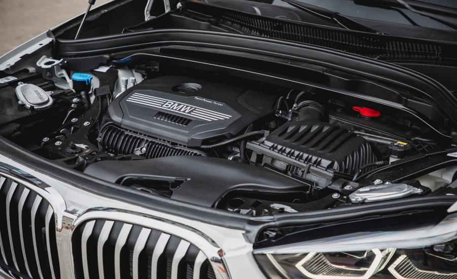 Моторный отсек BMW X1 xDrive28i xLine (F48) 2019 года  (NA) (фото 6 из 11)